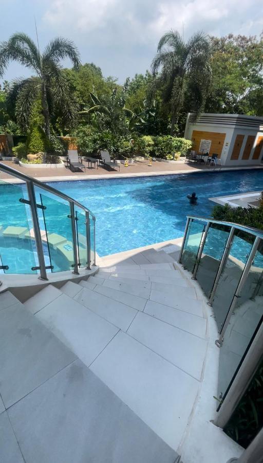 Lancris Residences 2 Bedroom Entire Apartment Near Airport With Pool Paranaque City Bagian luar foto